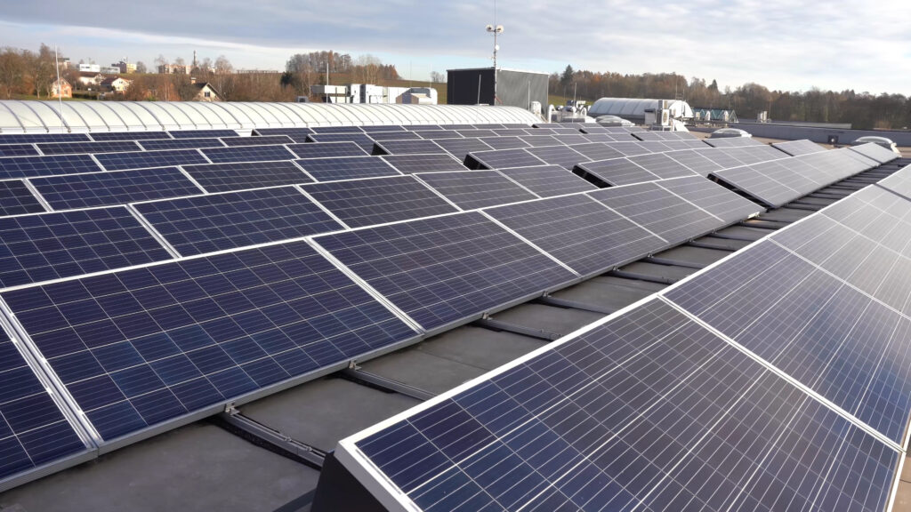 K energetické soběstačnosti a tedy i nižším výdajům za energie mohou přispět např. fotovoltaické panely.